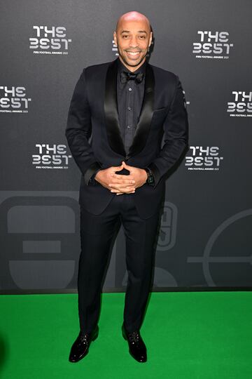 Thierry Henry, presentador de los premios The Best 2023, posando a su llegada a la ceremonia.