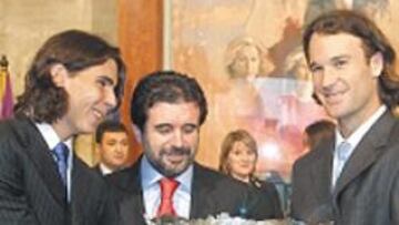<b>CON LA ENSALADERA. </b>Rafa Nadal y Carlos Moyá lucen la Copa.