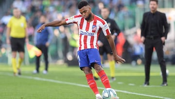 Atletico Madrid&#039;s French midfielder Thomas Lemar kicks the ball during the Spanish league football match Real Betis against Club Atletico de Madrid at the Benito Villamarin stadium in Seville on December 22, 2019. (Photo by CRISTINA QUICLER / AFP)