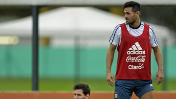 Argentina's forward Lionel Messi (L) rests on the lawn next to his teammate Lautaro Acosta, during a training session in Ezeiza, Buenos Aires on August 28, 2017 ahead of their 2018 FIFA World Cup Russia South American qualifier football match against Uruguay to be held in Montevideo on August 31. / AFP PHOTO / ALEJANDRO PAGNI