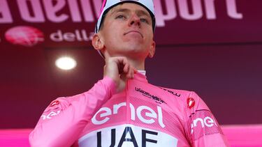 El esloveno Tadej Pogacar se abrocha la maglia rosa tras ganar la segunda etapa en el Santuario de Oropa.