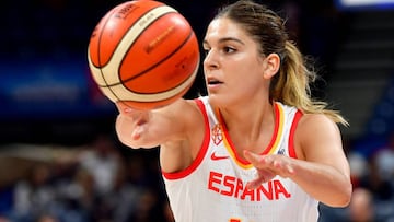 Spain&#039;s Marta Xargay passes the ball during the Women&#039;s Eurobasket 2019 final basketball match between Spain and France on July 7, 2019, in Belgrade. (Photo by ANDREJ ISAKOVIC / AFP)
 PUBLICADA 08/07/19 NA MA29 1COL