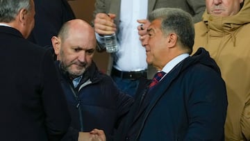 BARCELONA, 25/02/2025.- El presidente del FC Barcelona Joan Laporta (d) y Rafael Louzán Abal, presidente de la Real Federación Española de Fútbol, antes del partido de ida de las semifinales de la Copa del Rey que FC Barcelona y Atlético de Madrid disputan este martes en el estadio Olímpico Lluis Companys. EFE/Alejandro García
