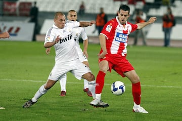 Después de haber estado en el Real Madrid Castilla en Segunda División, Álvaro Negredo llega como agente libre al Almería. Allí pasa dos años antes de que el Real Madrid pagara a los rojiblancos 4 millones de euros. 31 goles deja en Almería.