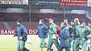 <b>EN SUS MANOS.</b> El Betis se entrenó ayer en el escenario del partido, en el que pretende volver a ganar al AZ de Van Gaal.