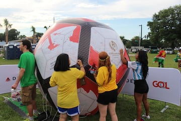 Aficionados en la Fan Zone.