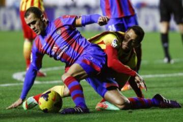 El defensa del Levante Juanfran García (i) lucha un balón con el delantero chileno del FC Barcelona Alexis Sánchez