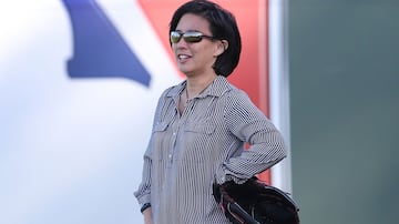 En noviembre del 2020, los Miami Marlins hicieron historia después de nombrar a Kim NG como la nueva gerente general, convirtiéndose en la primera en la MLB. Ng es considerada, a su vez, la única mujer en obtener la gerencia general de un equipo profesional en cualquier liga deportiva estadounidense.