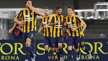Luca Toni, del Verona, celebra un gol ante la Juve.
