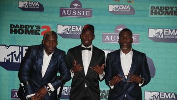 (FILES) In this file photo taken on November 12, 2017, Manchester United's French footballer Paul Pogba (C) and his brothers Guinean footballers Florentin Pogba (L) and Mathias Pogba (R) pose on the red carpet arriving to attend the 2017 MTV Europe Music Awards (EMA) at Wembley Arena in London. - French police have opened an investigation into claims by World Cup winner Paul Pogba that he is the victim of a multi-million euro blackmail plot by gangsters involving his brother, a source close to the case told AFP on August 28, 2022. Pogba's allegations came after his brother Mathias published a bizarre video online -- in four languages (French, Italian, English and Spanish) -- promising "great revelations" about the Juventus star. (Photo by Daniel LEAL / AFP)