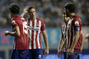 Fernando Torres habla con sus compañeros durante el partido.