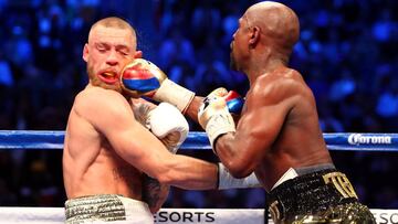 Floyd Mayweather golpea en la cara a Conor McGregor durante la velada de boxeo en la que ambos se enfrentaron el 26 de agosto de 2017 en Las Vegas.