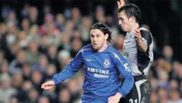 <b>BUEN LLEGADOR. </b>Maniche (de azul en la imagen) es un jugador que destaca por su trabajo, dinamismo y un tremendo disparo.