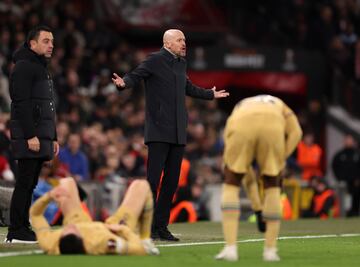 Erik ten Hag, con los brazos abiertos, dentro de su área técnica.