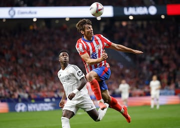 Soccer Football - LaLiga - Atletico Madrid v Real Madrid - Metropolitano, Madrid, Spain - September 29, 2024 Real Madrid's Vinicius Junior in action with Atletico Madrid's Robin Le Normand REUTERS/Juan Medina