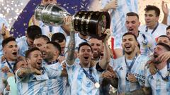 Soccer Football - Copa America  2021 - Final - Brazil v Argentina - Estadio Maracana, Rio de Janeiro, Brazil - July 10, 2021 Argentina&#039;s Lionel Messi and teammates celebrate winning the Copa America with the trophy REUTERS/Amanda Perobelli