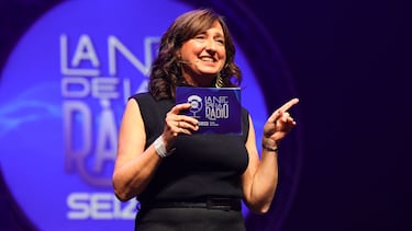 Anna Puigvoltas, una de las presentadoras de La Nit de la Ràdio, conduce la gala desde el escenario del Teatro Tívoli.