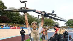 El ciclista italiano del Bahrain-Victorious Sonny Colbrelli levanta su bicicleta tras proclamarse campe&oacute;n de la Par&iacute;s-Roubaix 2021.