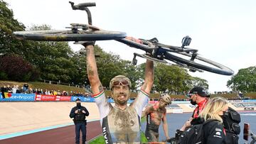 El ciclista italiano del Bahrain-Victorious Sonny Colbrelli levanta su bicicleta tras proclamarse campe&oacute;n de la Par&iacute;s-Roubaix 2021.