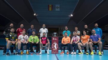 Los capitanes junto a los entrenadores de los equipos que jugarán la Copa del Rey de balonmano, posan durante la presentación este jueves en Santander.