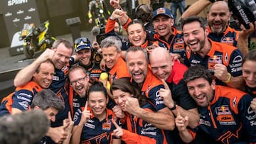 Brad Binder celebró con su equipo su victoria al esprint.