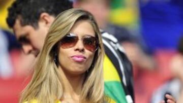 <b>Sol brasileño en Londres</b> La torcida brasileña acompañó a su seleçao en Londres. Aunque en este caso lo de torcida no se entiende y sería más apropiado hablar de dereita. El hecho es que esta aficionada parece llevar un sol incorporado, por lo reluciente y por lo calurosa. Ganó Brasil, ya se sabe. En campo y grada.