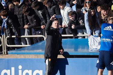 Fran Escrib¨¢ se hace un selfie con un aficionado.