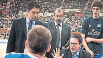 <b>RELEVO. </b>De Pablos (arriba, izquierda) suple a Martínez, agachado.