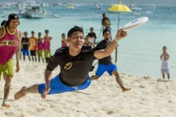 Los jugadores no pueden caminar ni correr mientras tengan el disco en las manos. El Ultimate es distinguido por su principio del "Espíritu de Juego", su alto rendimiento y la alegría del juego. El ultimate recoge elementos del fútbol, del baloncesto y del fútbol americano, sustituyendo el balón por un disco volador (frisbee). Una de sus características más llamativas es la ausencia de un árbitro, el deporte se regula por el espíritu deportivo de cada jugador y equipo. Sus orígenes se remontan al ámbito universitario estadounidense de los años 60, introduciéndose en Europa a principios de los años 80. A nivel mundial se estima que hay unos 300 000 jugadores distribuidos en aproximadamente 5000 equipos.