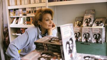 La actriz española firmando en la Feria del Libro de Madrid en 2006. Carmen Sevilla publicó el libro 'Aquella España dulce y amarga' junto al también actor Paco Rabal en 2005. 
 