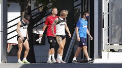 Gay&agrave;, Cillessen, Wass y Celades, saliendo ayer al campo de entrenamiento de Paterna. 