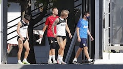 Gay&agrave;, Cillessen, Wass y Celades, saliendo ayer al campo de entrenamiento de Paterna. 