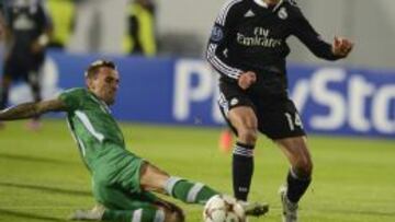 El jugador del Ludogorets, Yordan Minev lucha por el bal&oacute;n con el delantero mexicano Javier &#039;Chicharito&#039; Hernandez (d) del Real Madrid durante el partido del Grupo B de la Liga de Campeones disputado en el estadio Vassil Levski de Sof&iacute;a, Bulgaria hoy 1 de octubre de 2014. 