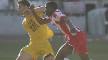 <b>DOBLETE. </b>Jonathan, que marcó dos goles, supera a Manu.