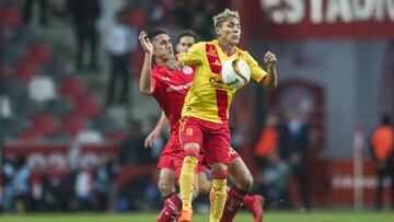 Action photo during the match Toluca vs Morelia, Corresponding to first leg match of Quarter-finals of the Apertura Tournament 2017 of Liga BBVA BAncomer MX, at Nemesio Diez Stadium. Foto de accion durante el partido Toluca vs Morelia, Correspondiente a