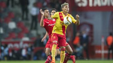 Action photo during the match Toluca vs Morelia, Corresponding to first leg match of Quarter-finals of the Apertura Tournament 2017 of Liga BBVA BAncomer MX, at Nemesio Diez Stadium.   Foto de accion durante el partido Toluca vs Morelia, Correspondiente a