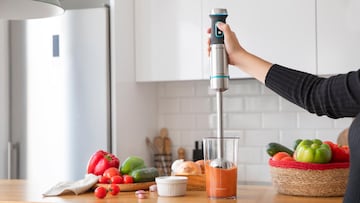 Se trata de una batidora de mano de Cecotec, que puedes encontrar más barata en Amazon y que sirve para batidos, cremas, etc.
