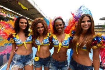 Supporters of Colombia pose as they wait for the start of the Russia 2018 FIFA World Cup South American Qualifiers football match between their national teams, in Barranquilla, Colombia, on November 17, 2015.   AFP PHOTO / LUIS ROBAYO