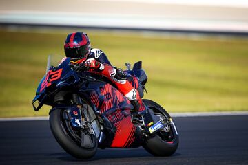 Márquez prueba la Ducati por primera vez en los test de Valencia.