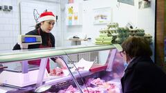 Una carnicera despeina un pavo en las compras en los Mercados de Abastos antes de la Navidad, a 23 de diciembre de 2022 en Sevilla (Andalucía, España). Los andaluces ultiman las compras en los mercados para la cena de nochebuena. Una fecha de reunión familiar donde se degustaran viandas que podemos encontrar a un precio mas elevado que estos años.
23 DICIEMBRE 2022
Joaquin Corchero / Europa Press
23/12/2022