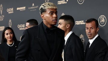 Barcelona's Spanish forward Lamine Yamal (C) poses upon arrival before the 2025 Ballon d'Or France Football award ceremony at the Theatre du Chatelet in Paris on September 22, 2025. (Photo by FRANCK FIFE / AFP)