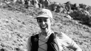 Imagen de la atleta y ultrarunner Cristina Santurino durante una competición de trail running o carreras de montaña