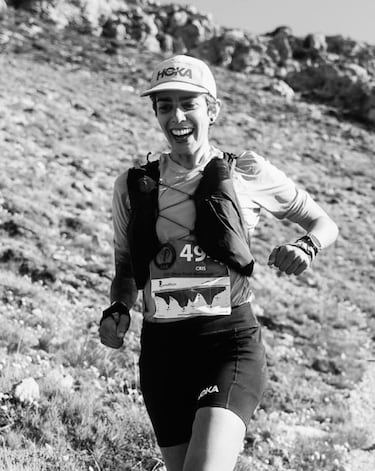 Imagen de la atleta y ultrarunner Cristina Santurino durante una competición de trail running o carreras de montaña