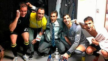 Román Golobart, Iván Ramis, Adrián López, Joel Robles y Jordi Gómez posan con el título de la FA Cup de 2013.