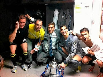 Román Golobart, Iván Ramis, Adrián López, Joel Robles y Jordi Gómez posan con el título de la FA Cup de 2013.