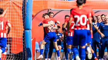 Javi Alonso celebra con Fernando Torres el primer gol del partido contra el Sanse.