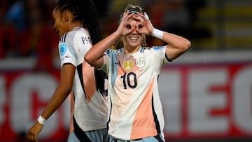 Spain's forward #10 Athenea del Castillo celebrates after scoring a goal during the UEFA Women's Nations League group A3 football match between Belgium and Spain at the King Power at Den Dreef Stadium, in Leuven on May 30, 2025. (Photo by JOHN THYS / AFP)