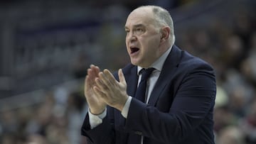 Pablo Laso aplaude a sus jugadores durante el partido de la Euroliga que ha enfrentado al Real Madrid y al Baskonia
