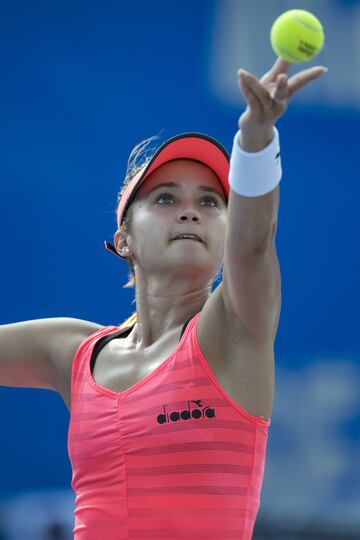 Lauren Davis se prepara para realizar su servicio en el Abierto Mexicano de Tenis 