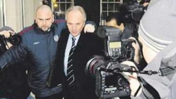 <b>CUSTODIADO. </b>Eriksson fue defendido de la Prensa por este guardaespaldas al llegar ayer a la FA.
